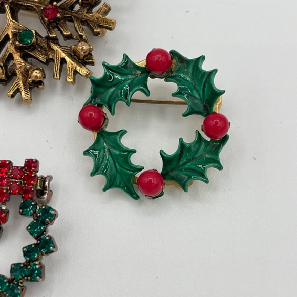Vintage Christmas Wreath Brooch Lot Of 4 Enamel Rhinestones Gold Tone Red Green - Picture 4 of 8